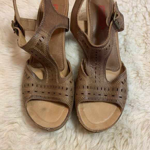 PIKOLINOS Moraira Cognac Brown Leather
Laser Cut T Strap Sandal 40 / 9 - Picture 2 of 7